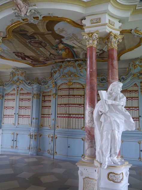 Kloster Schussenried, Statue und Säulen im Bibliothekssaal