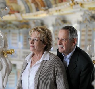 Besucherpaar beim Betrachten einer Statue, Kloster Schussenried