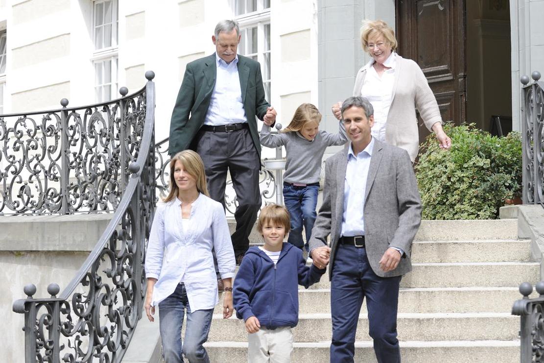 Besucher vor dem Neuen Konventgebäude von Kloster Schussenried