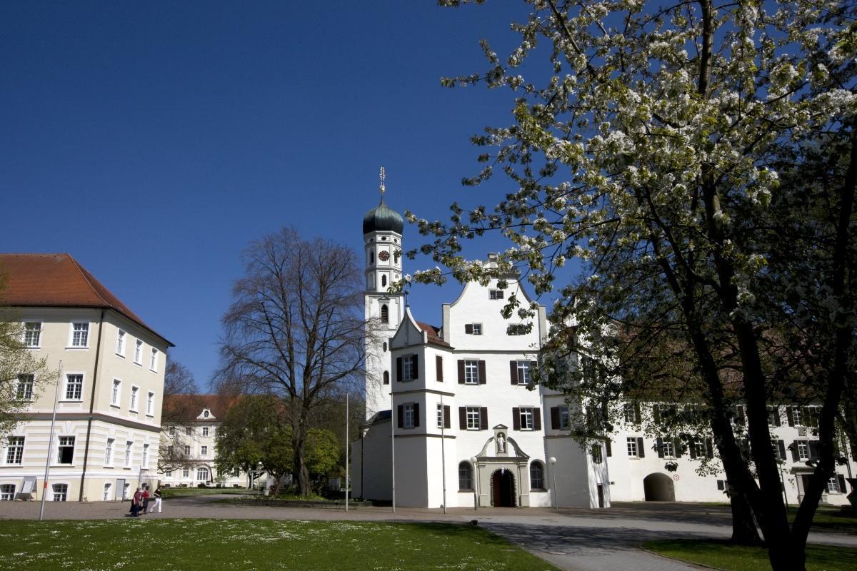 Neuer Konventbau und die Klosterkirche mit altem Konventbau von Kloster Schussenried