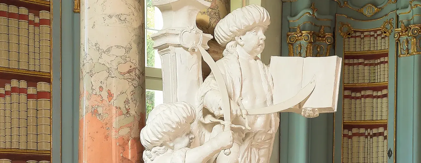 Figurengruppe in der Bibliothek von Kloster Schussenried