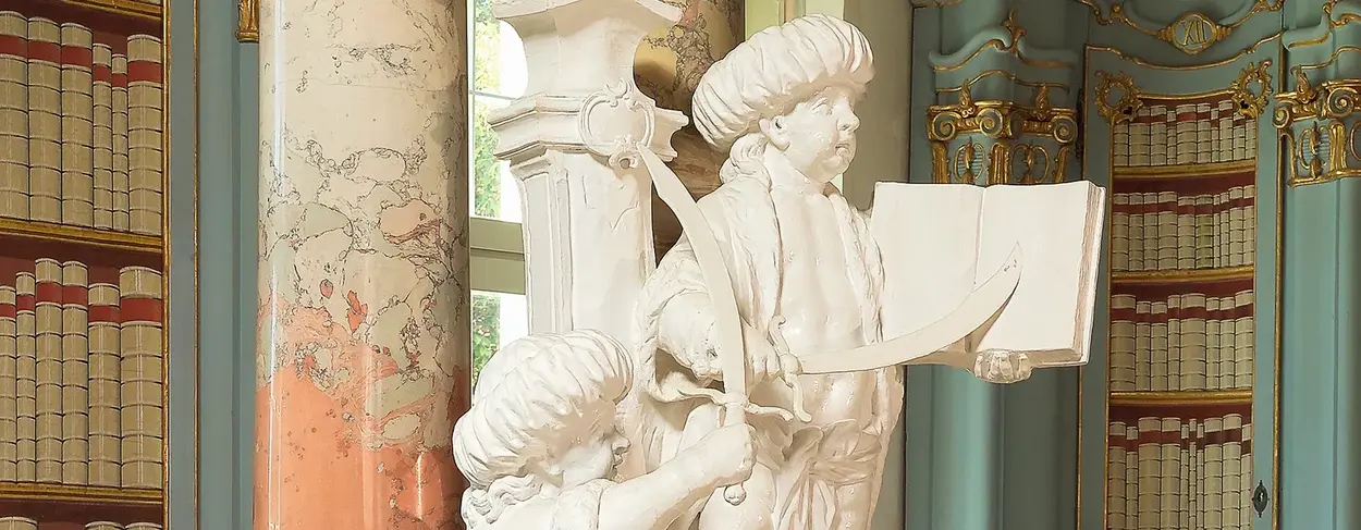 Figurengruppe in der Bibliothek von Kloster Schussenried