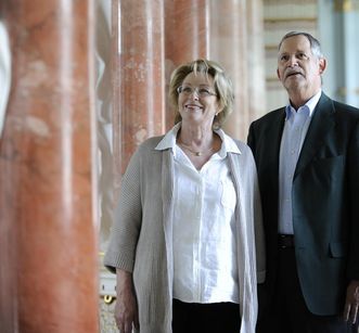 Besucher im Bibliothekssaal von Kloster Schussenried