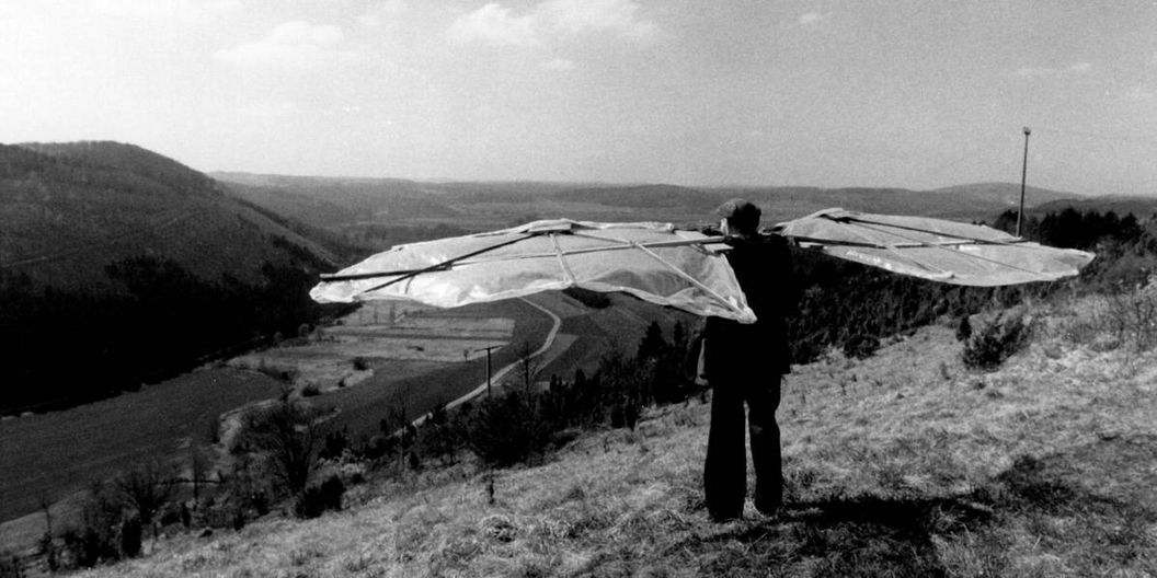 Gustav Mesmer mit Flügeln an einem Hang