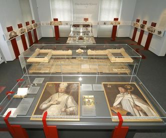 Blick in das Museum Kloster Schussenried, Raum des Themenbereichs „Klöster als geistliche Einrichtungen und weltliche Herrschaften"