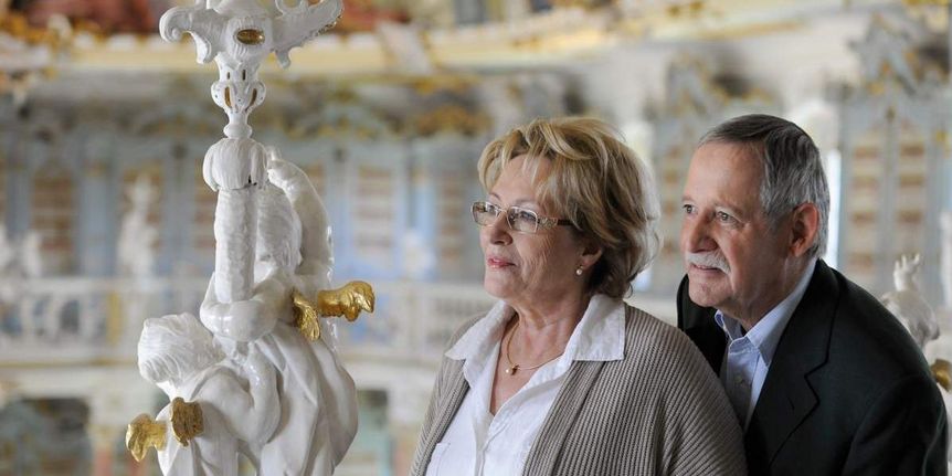 Besucher bestaunen die filigranen Figuren, die den Bibliothekssaal von Kloster Schussenried schmücken