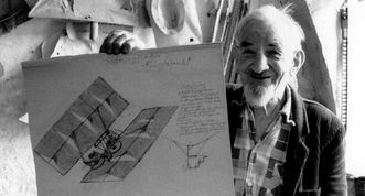 Gustav Mesmer mit Zeichnung von Flugmaschine in der Hand