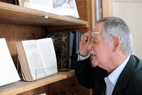 Kloster Schussenried, Besucher blickt auf ein Buch