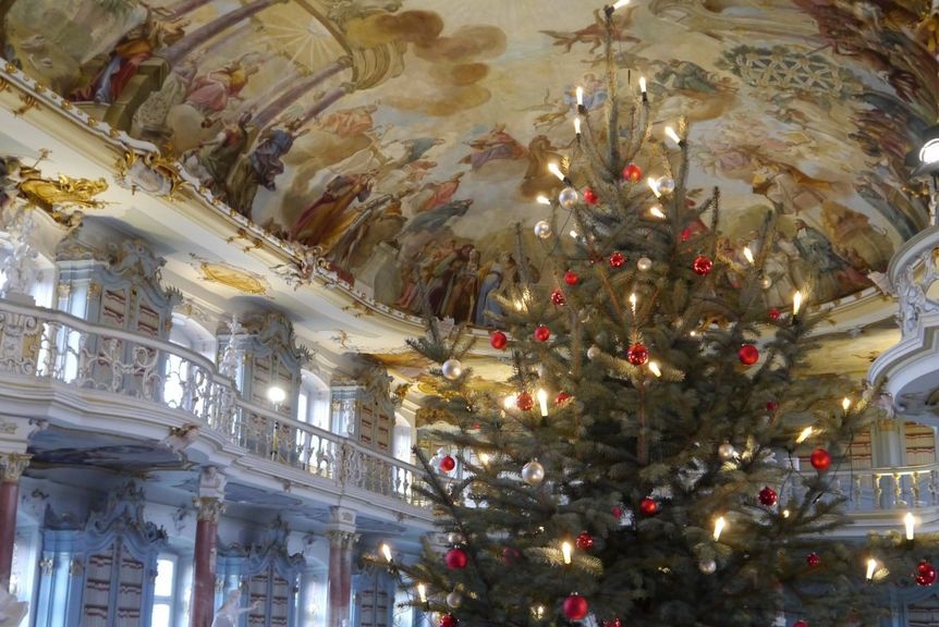 Kloster Schussenried, Innenansicht, Weihnachtsbaum im Bibliothekssaal