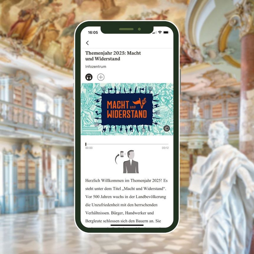 Smartphone mit Themenjahr-Tourstation vor dem Bibliothekssaal in Kloster Schussenried