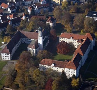 Altes Kloster, Kirche und Neues Kloster der Klosteranlage Schussenried aus der Luft
